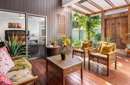 Torquay House | Great Court Location Within Minutes To The Beach!