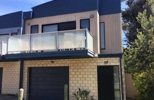 Cowes House | Great location: Walking distance to the beach & town centre!