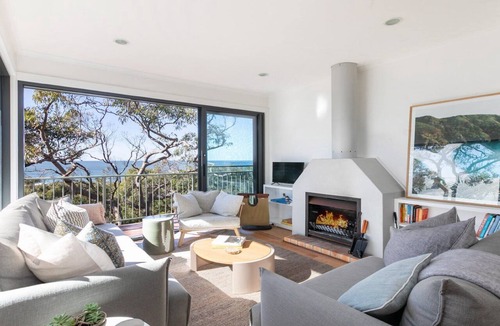 Killcare House | Great views, easy walk to beach and bay in bush setting
