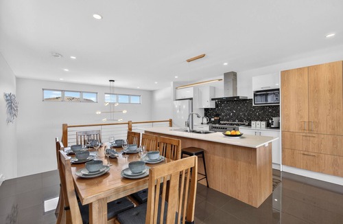 Normanville House | Greenside on Vines - Golfing Family Entertainer with Views & Close to Beach