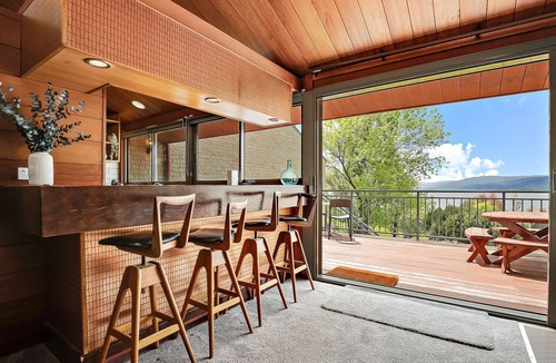 Jindabyne Apartment | Grey Kangaroo - 2BR l Lake Front l Pet Friendly l Air-Con l BBQ l WiFi