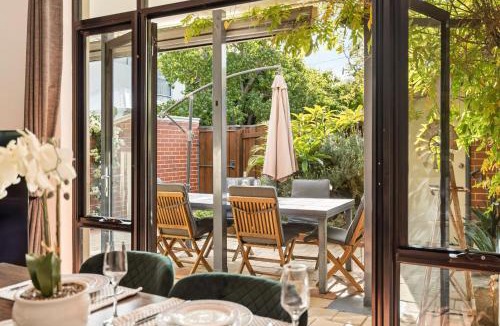 Fremantle House | Group stays for Friends Families Weddings and Events Walkable to Fremantle and attractions Super Spacious with garden and courtyard and balcony and parking for 2 cars Sleeps 6 3BD 3BR