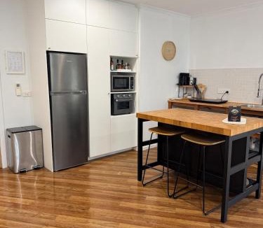 Blackburn South Apartment | Guest house on the park