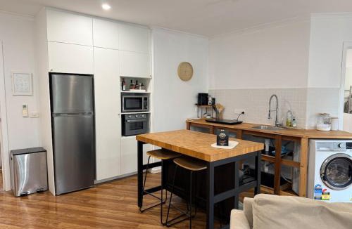 Blackburn South Apartment | Guest house on the park