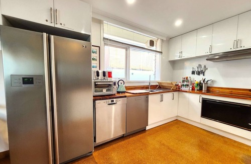 Highett House | Guest Room 5 Near Shops w/Fully Equipped Kitchen