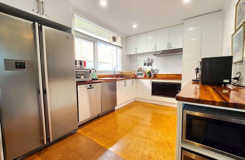 Highett House | Guest Room 5 Near Shops w/Fully Equipped Kitchen