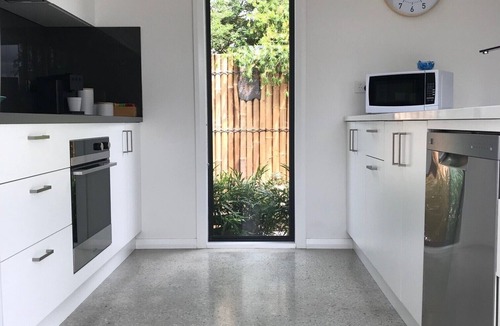 Chisholm House | Guesthouse retreat with free secure parking - work and relax in Canberra South