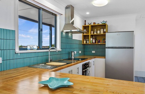 Minlacowie House | Halcyon Hardwicke Bay - Esplanade position! Off peak special! Free WiFi!