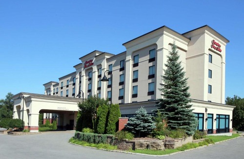 Laval Hotel | Hampton Inn & Suites Laval