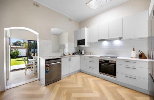Semaphore South Apartment | Hamptons Bungalow - Walk to Semaphore South Beach