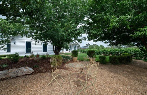 Dubbo East House | Hamptons Cottage. Views & Fireplace. Dubbo.
