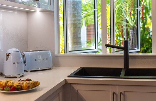 Port Douglas House | Hanalei Beach House, 3min walk to Beach, Private Heated Pool!