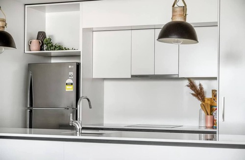 Newcastle Apartment | Happy Honeysuckle - WiFi included - No Airbnb Fees