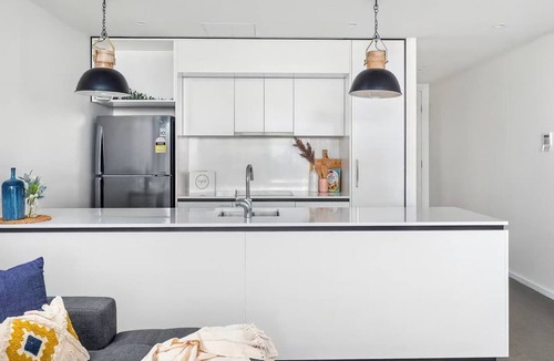 Newcastle Apartment | Happy Honeysuckle - WiFi included - No Airbnb Fees
