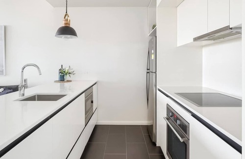 Newcastle Apartment | Happy Honeysuckle - WiFi included - No Airbnb Fees