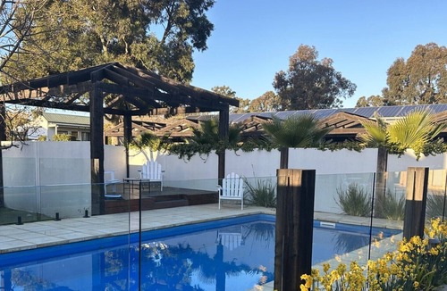 White Hills Hotel | Happy Wanderer Motel