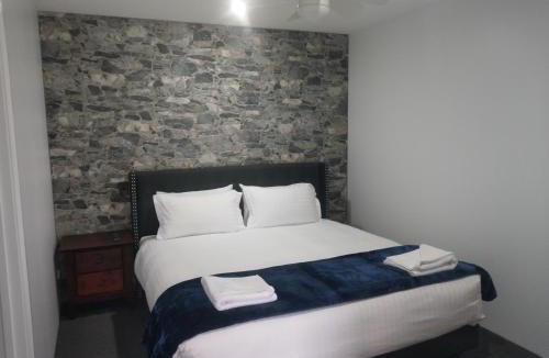 White Hills Hotel | Happy Wanderer Motel Bendigo CHILDREN NOT PERMITTED over 18s only