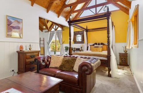 Gembrook Ski Chalet | Harem Cottage Gembrook - Spa Bath & Wood Fireplace