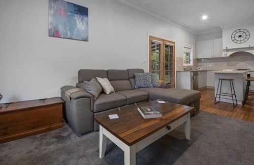 North Wagga Wagga House | Hayes Corner Cottage Walk to River North Wagga