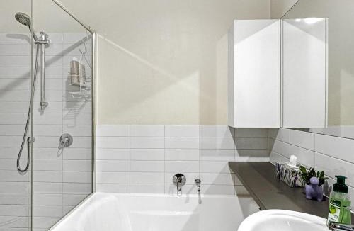 Geelong Apartment | Heart of Geelong Near Waterfront and Train