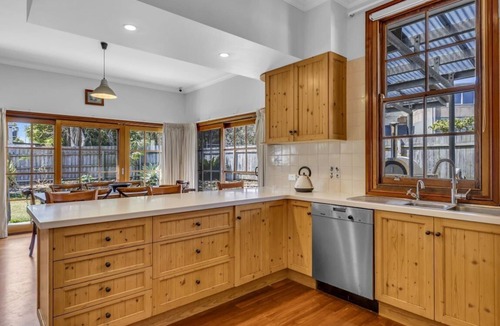 Merimbula Cabin | Heart Of Longpoint - Pet friendly and Fenced