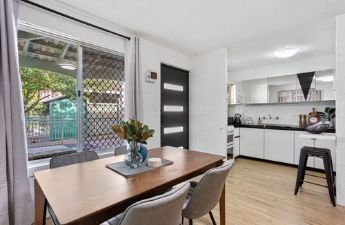 Wembley Apartment | Heart of Wembley! 2 BR, 6km to Floreat Beach!