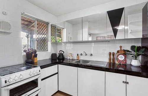 Wembley Apartment | Heart of Wembley! 2 BR, 6km to Floreat Beach!