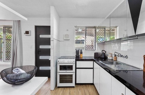 Wembley Apartment | Heart of Wembley! 2 BR, 6km to Floreat Beach!