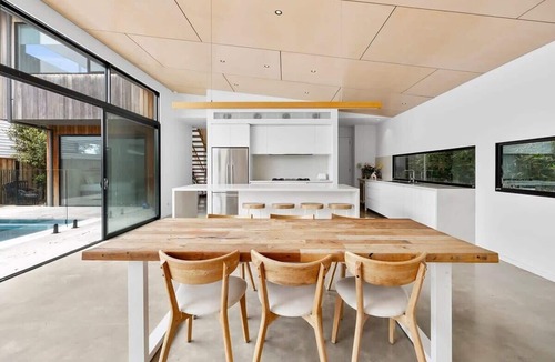 Torquay House | Heated Pool and Spa Coastal elegance
