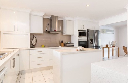 Broadbeach Waters House | ★ Heated Pool ★ Private Beach ★ Family Retreat