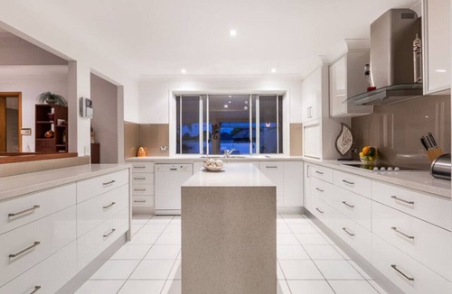 Broadbeach Waters House | ★ Heated Pool ★ Private Beach ★ Family Retreat