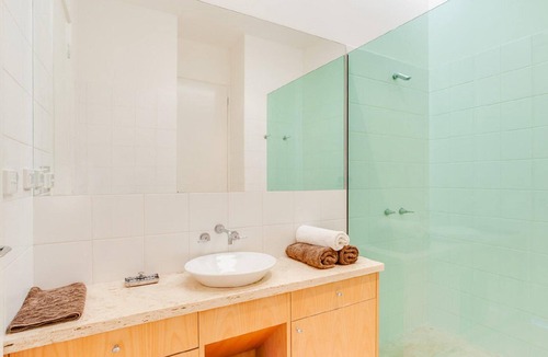 Portsea House | Hedge Hideaway - Private stylish beach house walking distance to Portsea pier and hotel