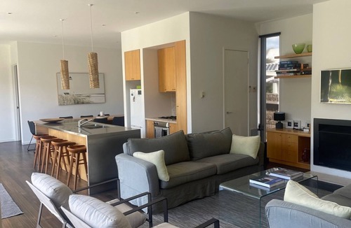 Portsea House | Hedge Hideaway - Private stylish beach house walking distance to Portsea pier and hotel