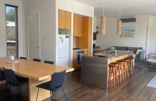 Portsea House | Hedge Hideaway - Private stylish beach house walking distance to Portsea pier and hotel