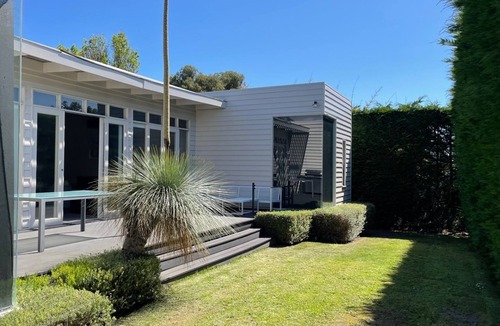 Portsea House | Hedge Hideaway - Private stylish beach house walking distance to Portsea pier and hotel