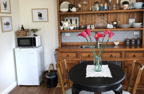 Penola Cottage | Henry's Cottage Penola: Charming cottage, AC, fire pit, wifi, BBQ, Dog friendly
