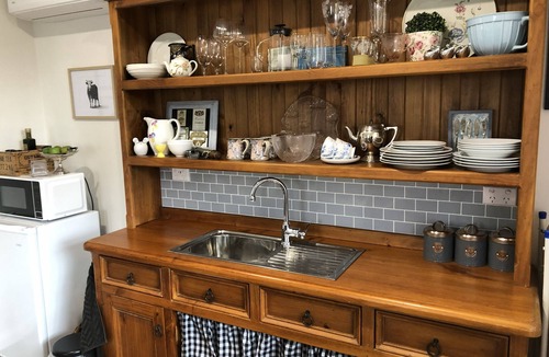 Penola Cottage | Henry's Cottage Penola: Charming cottage, AC, fire pit, wifi, BBQ, Dog friendly