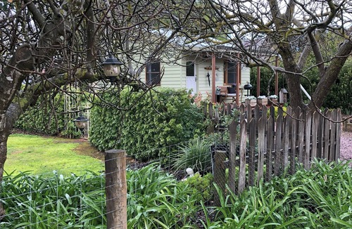 Penola Cottage | Henry's Cottage Penola: Charming cottage, AC, fire pit, wifi, BBQ, Dog friendly