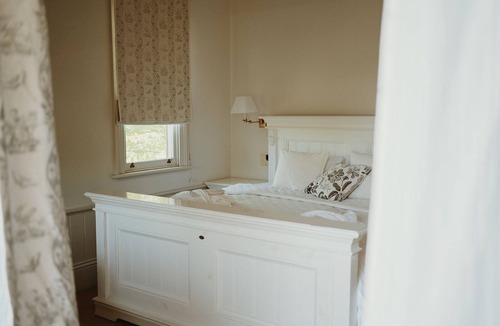 Grose Vale House | Heritage Farmhouse With Fireplace and Pool