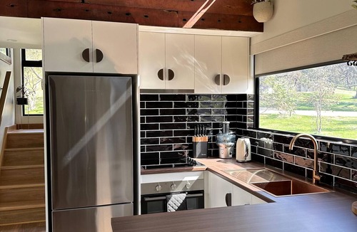 Flaxman Valley Cabin | Heritage - Self contained tiny house with king bed.