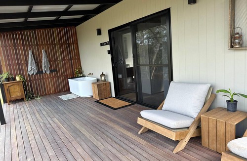 Flaxman Valley Cabin | Heritage - Self contained tiny house with king bed.