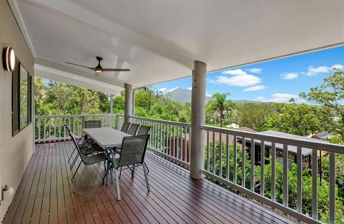 Valla Beach House | Hibiscus Hideaway