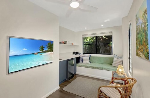 Valla Beach House | Hibiscus Hideaway