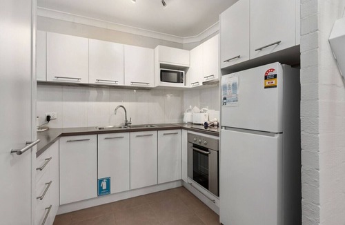 Perth Apartment | Hidden City Oasis with Resort Pool