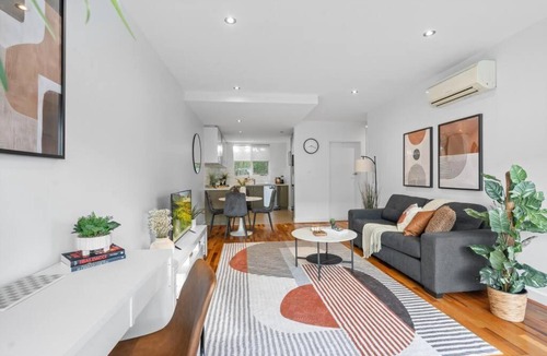 Caulfield North Apartment | Hidden Gem at Caulfield Park