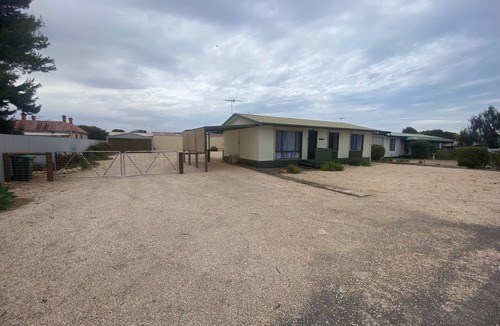 Dalrymple House | Hidden Gem - Plenty of room for parking and the boat! Winter Special!