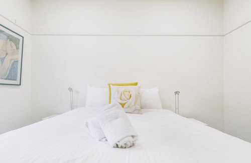 Albert Park Apartment | Hidden Gems & Modern Comfort - 2BR in Middle Park!