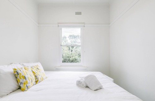 Albert Park Apartment | Hidden Gems & Modern Comfort - 2BR in Middle Park!