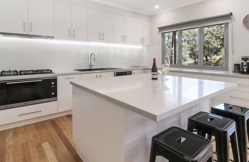 Mountain Bay House | High Country Lodge - Purpose built Accommodation for two families