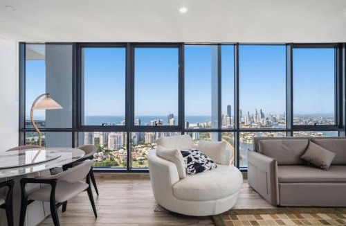 Southport Apartment | High Level Ocean View 3 Bedroom 2 Bathroom Apartment with Free Parking